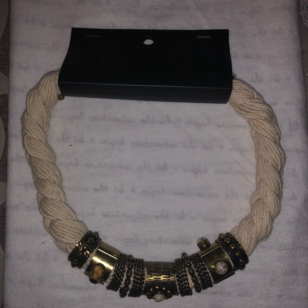 HM (NEW WITH TAGS)Beige and bronzed color necklace